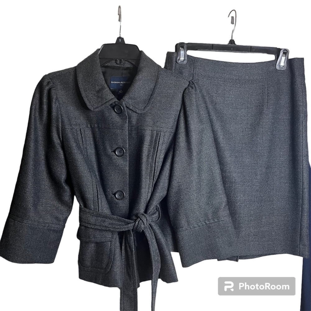 Banana Republic Skirt Gray Size 6 Matching Suit Jacket also in closet.
